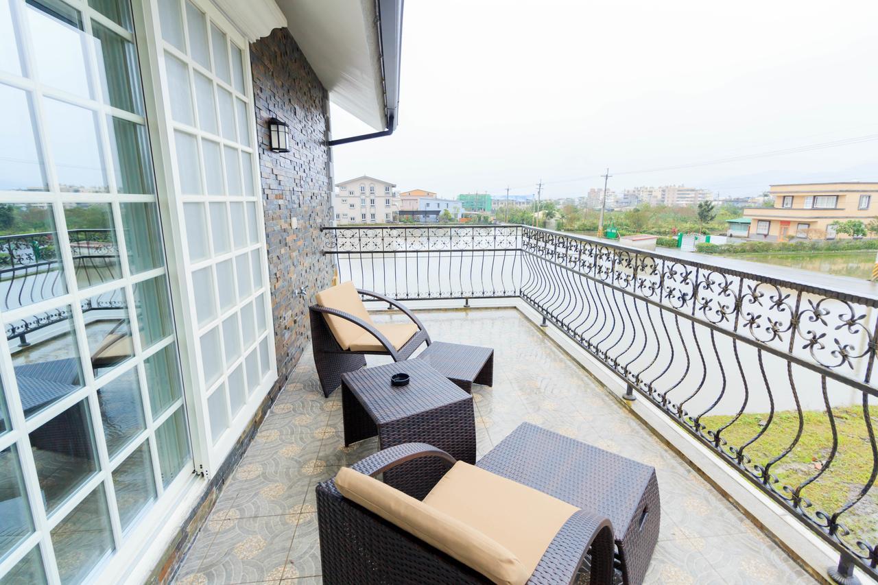 Windmills Castle Garden Bed & Breakfast Dongshan  Exterior photo